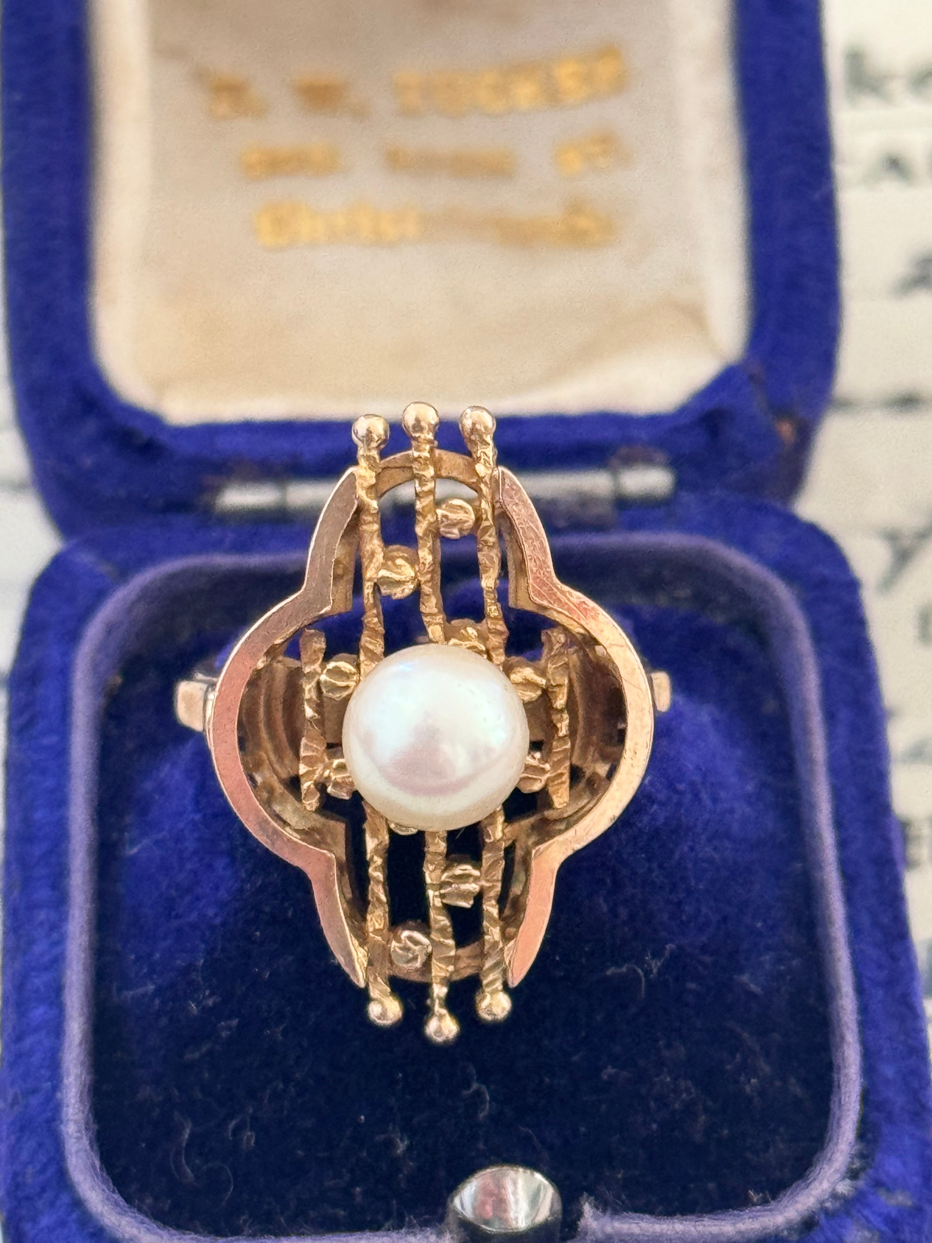 9ct Gold Pearl Ring – Stylish & Classic Design