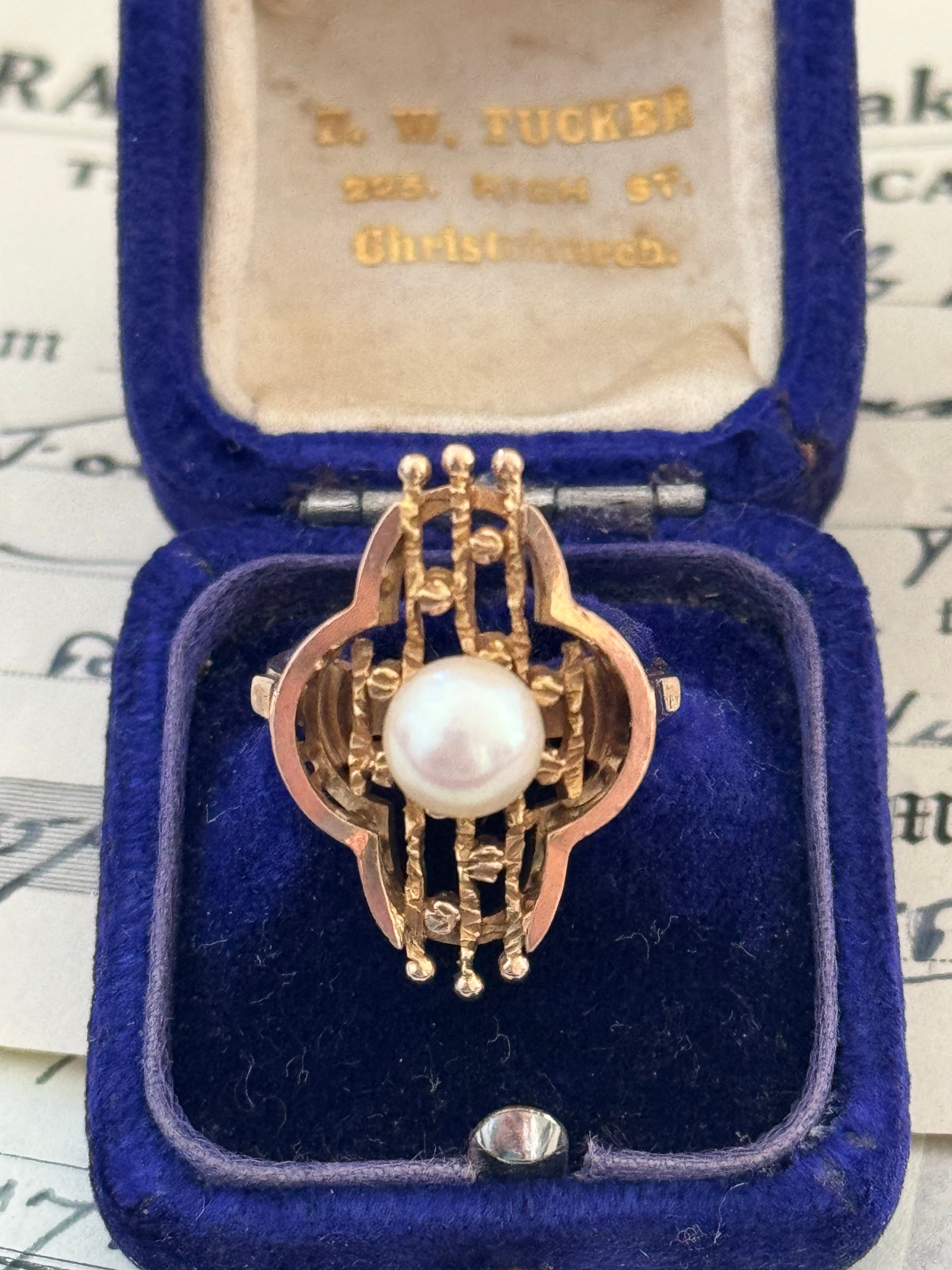 9ct Gold Pearl Ring – Stylish & Classic Design