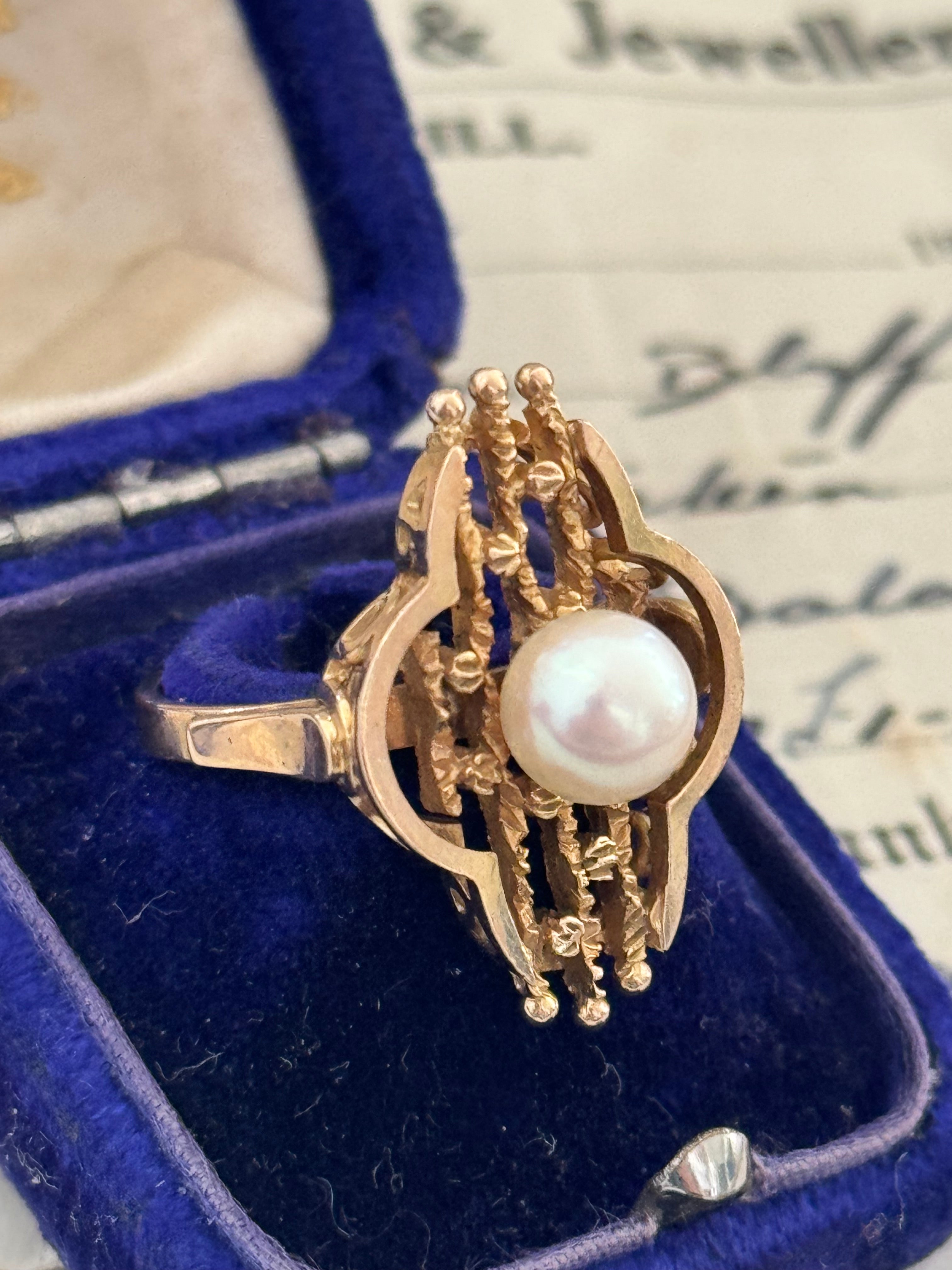 9ct Gold Pearl Ring – Stylish & Classic Design