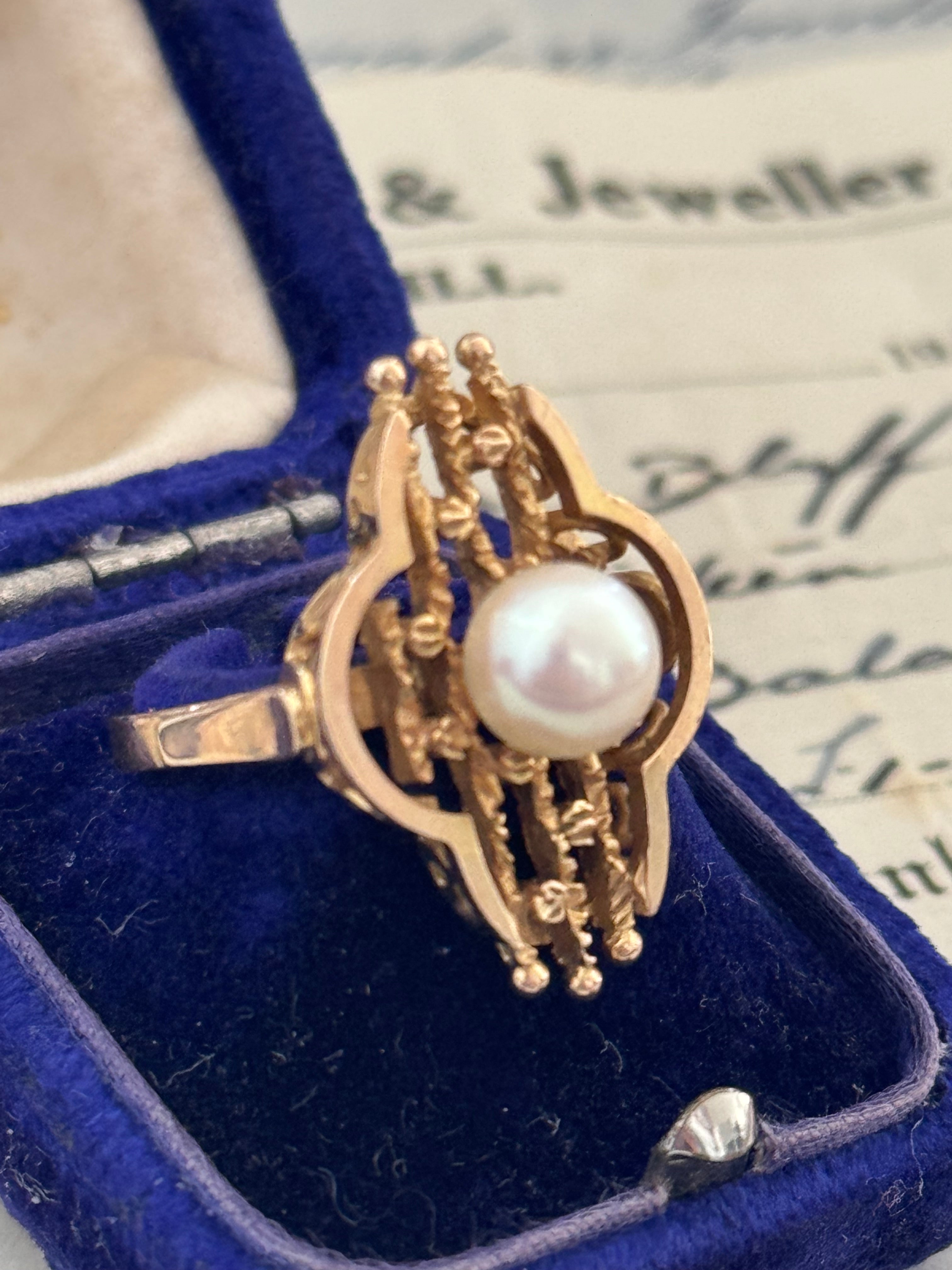 9ct Gold Pearl Ring – Stylish & Classic Design
