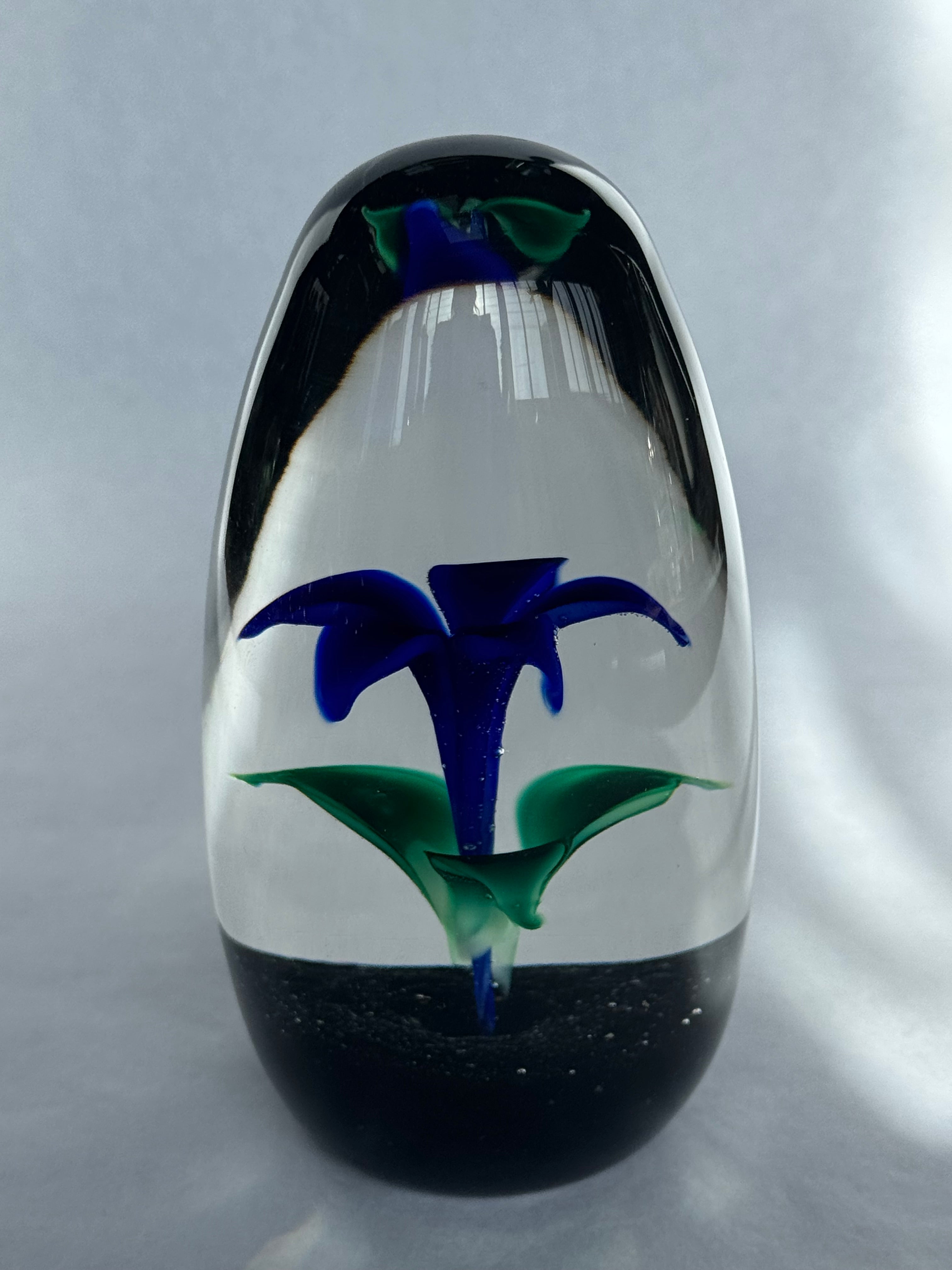 Strathearn Scotland Lily S78 Paperweight