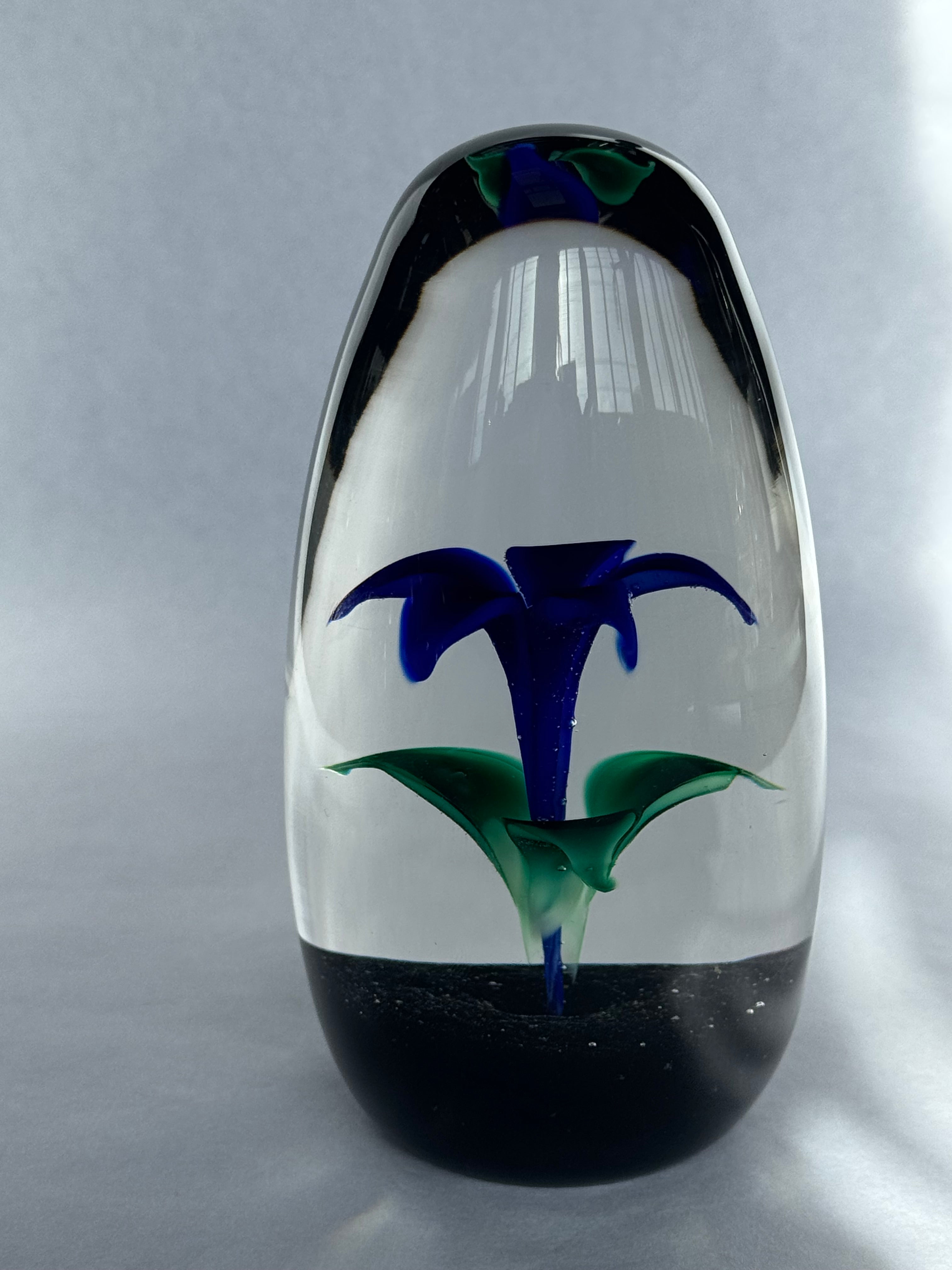 Strathearn Scotland Lily S78 Paperweight