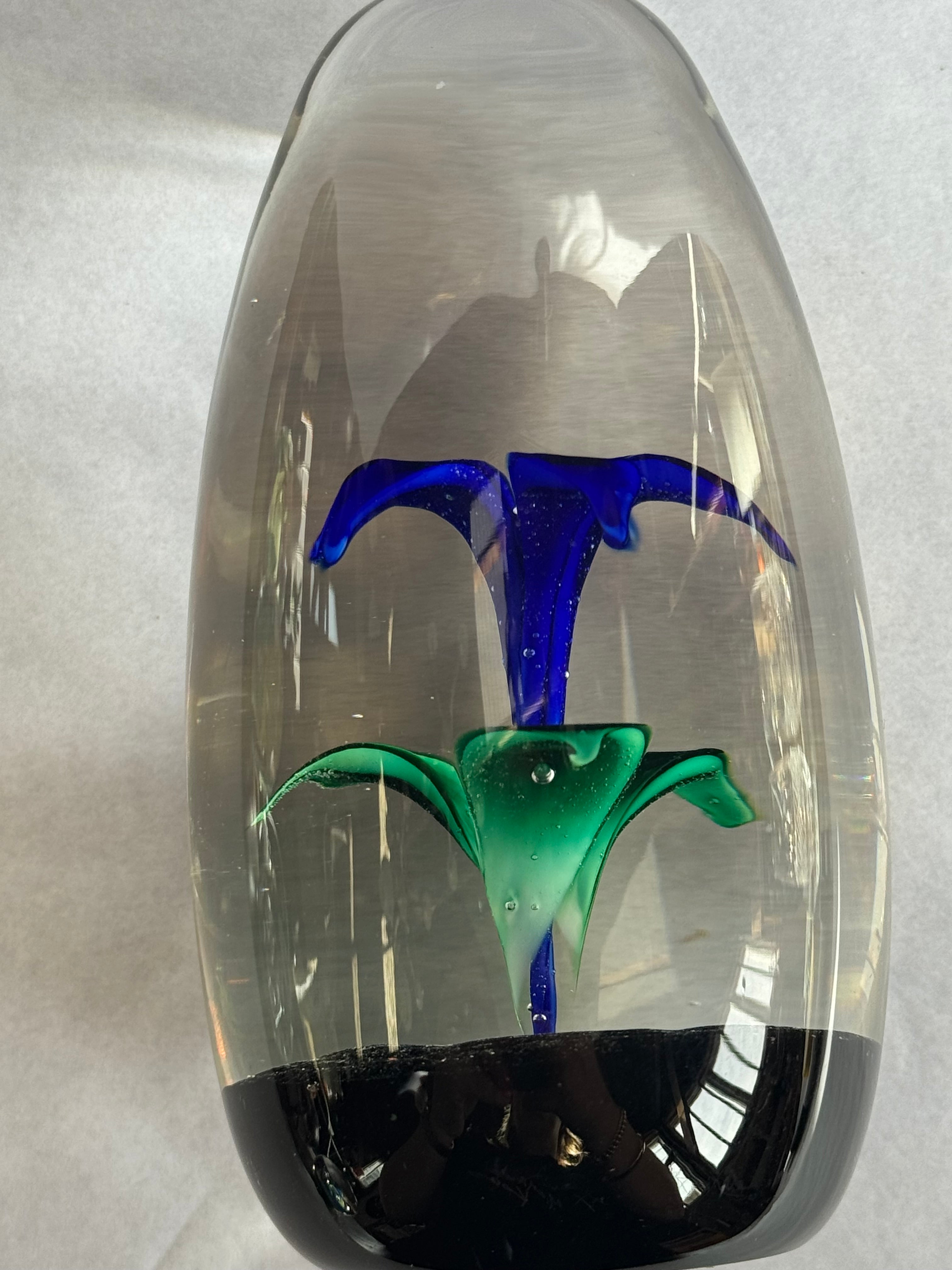 Strathearn Scotland Lily S78 Paperweight