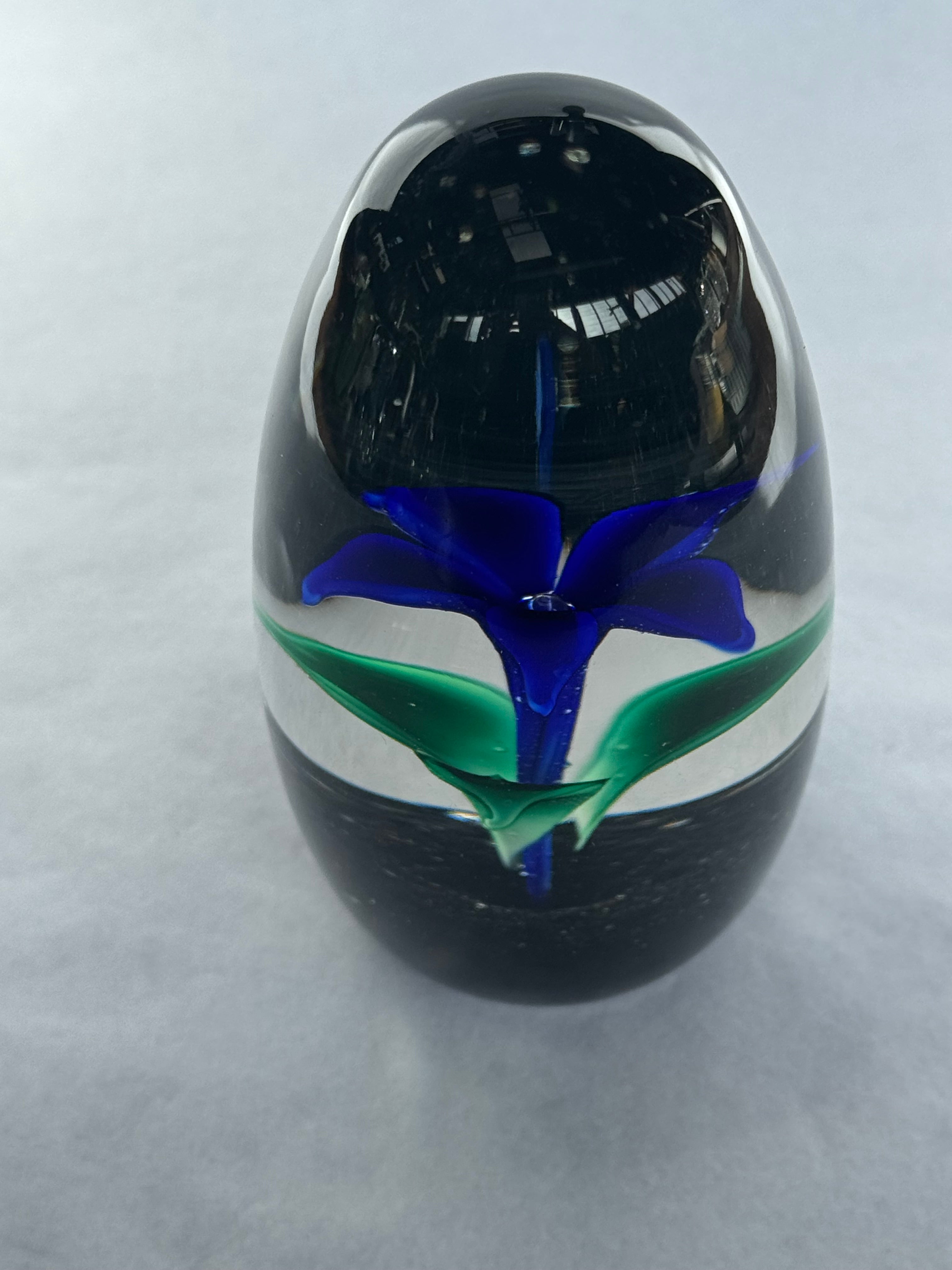 Strathearn Scotland Lily S78 Paperweight