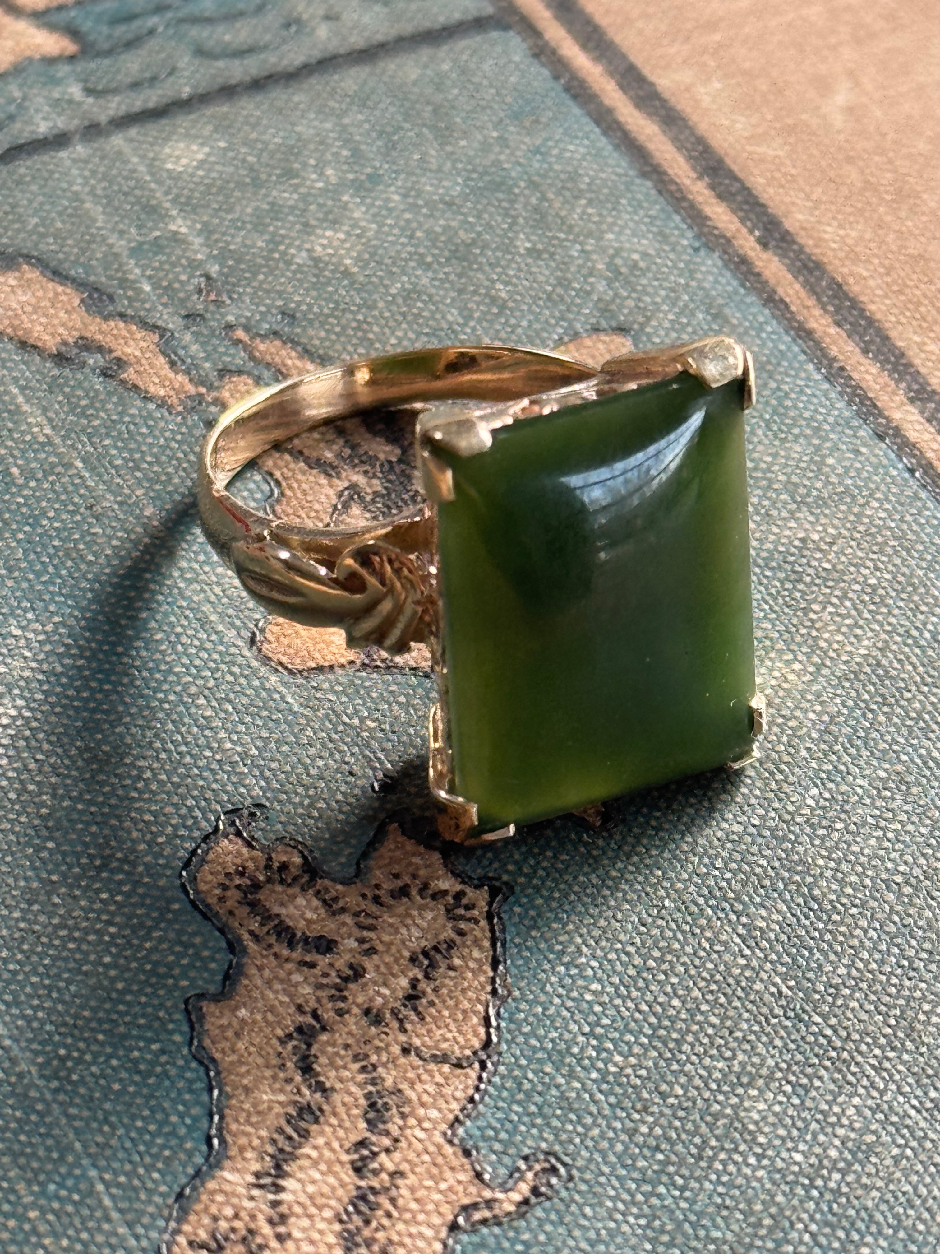 Art Nouveau 9ct Yellow Gold – Pounamu Ring Size Q1/2