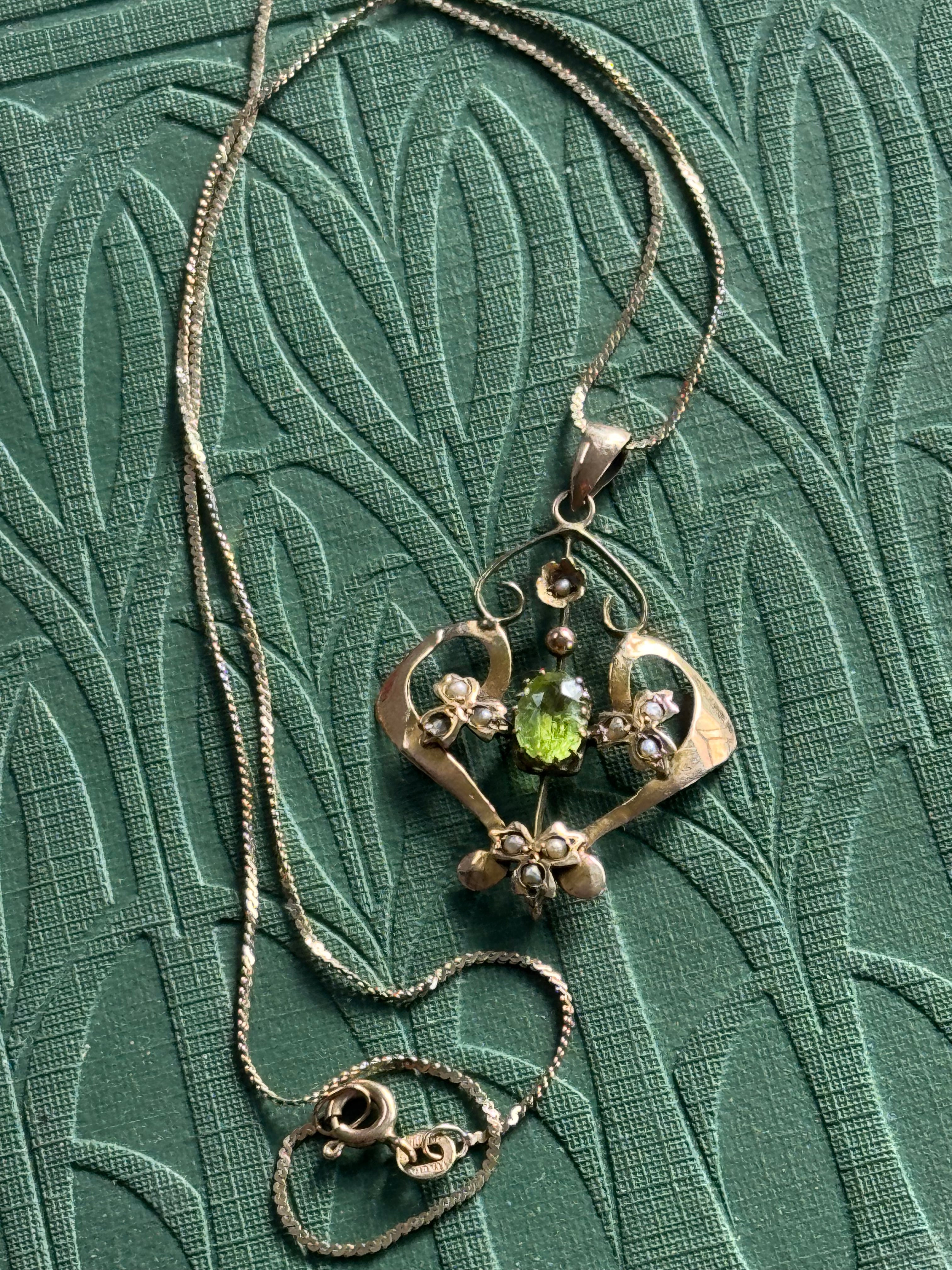 Art Nouveau 9ct Yellow Gold Seed Peal & Peridot Pendant & 9ct chain