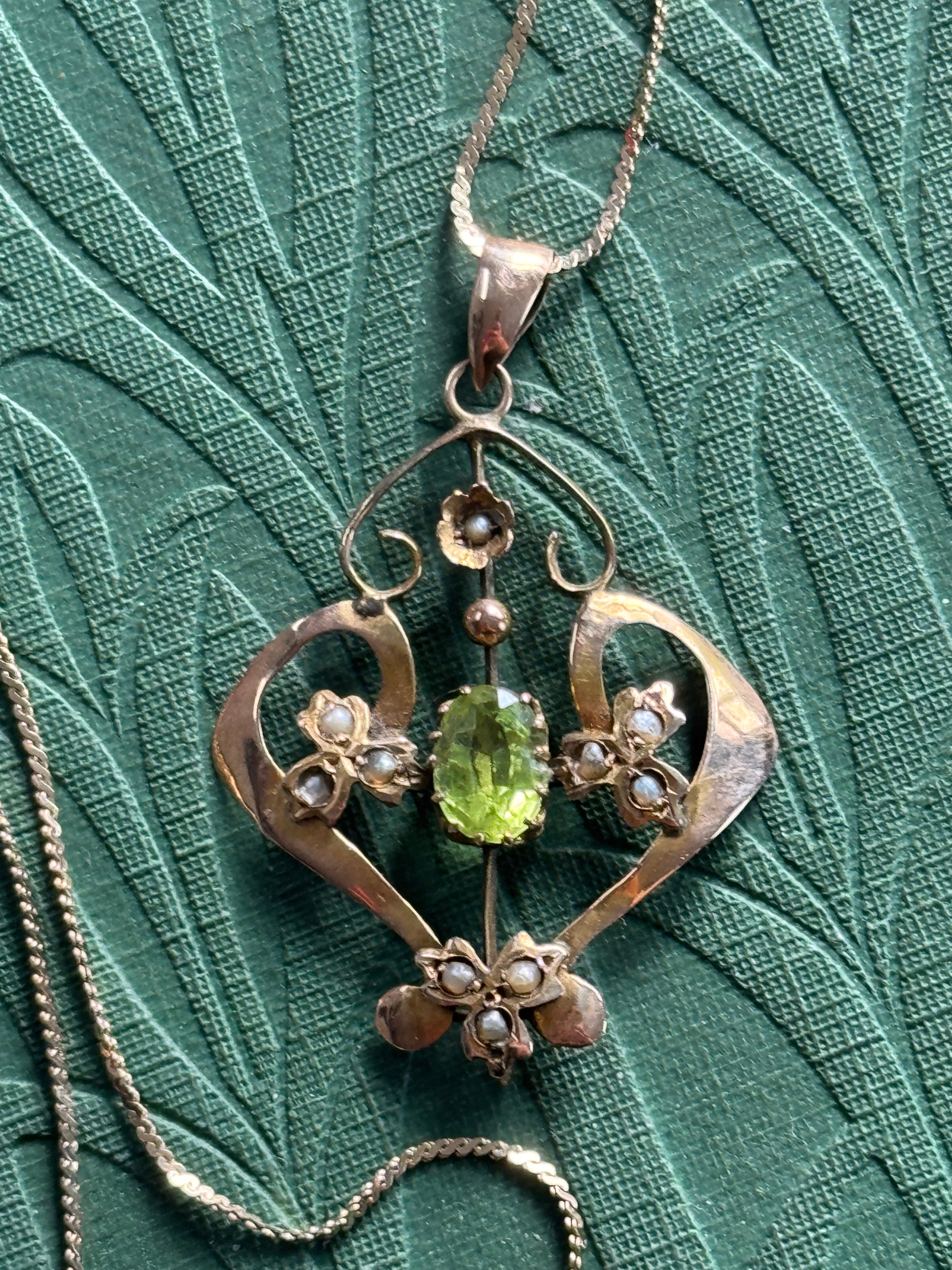 Art Nouveau 9ct Yellow Gold Seed Peal & Peridot Pendant & 9ct chain