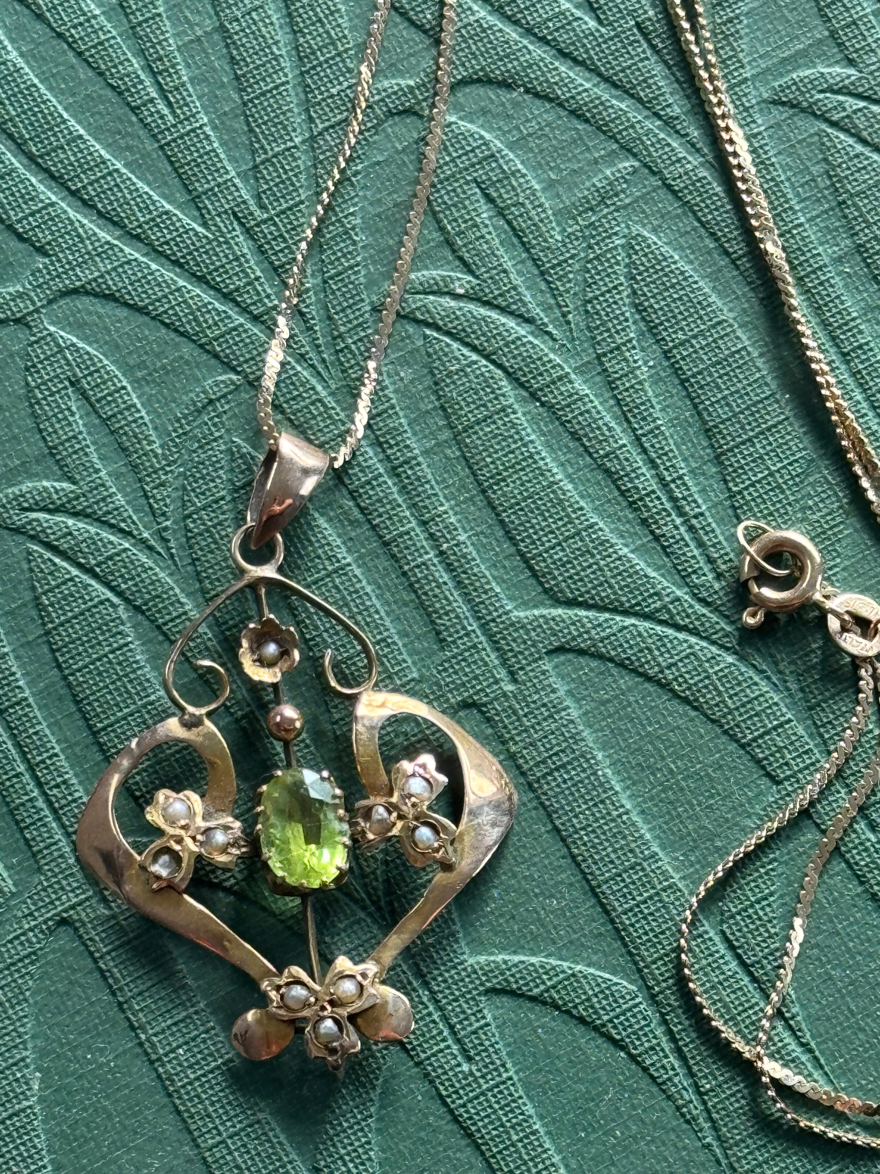 Art Nouveau 9ct Yellow Gold Seed Peal & Peridot Pendant & 9ct chain