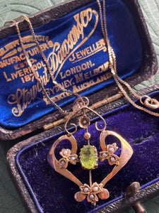 Art Nouveau 9ct Yellow Gold Seed Peal & Peridot Pendant & 9ct chain