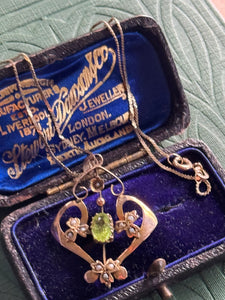 Art Nouveau 9ct Yellow Gold Seed Peal & Peridot Pendant & 9ct chain