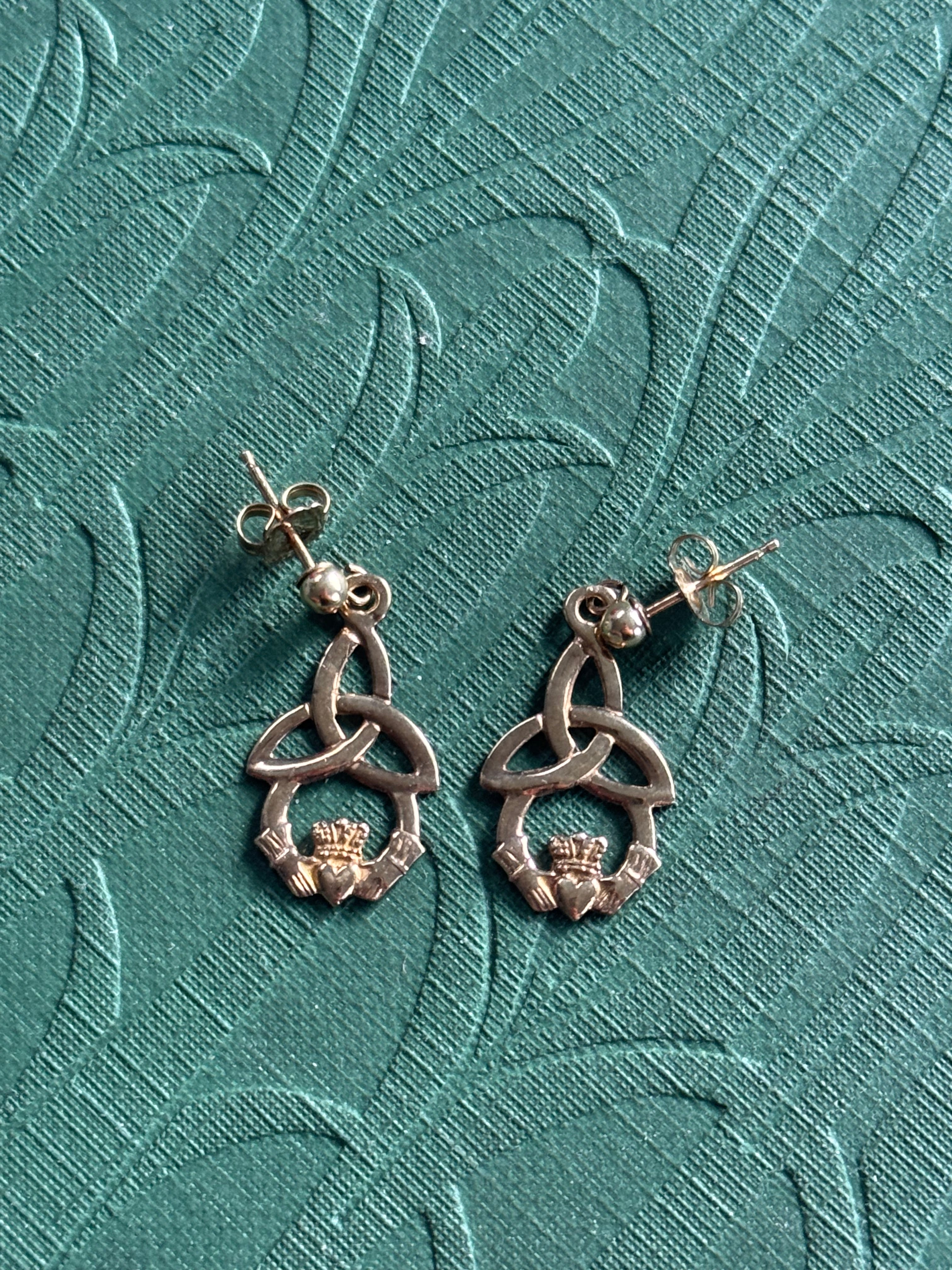 9ct Yellow Gold Claddagh Earrings - Beautiful 1.41g