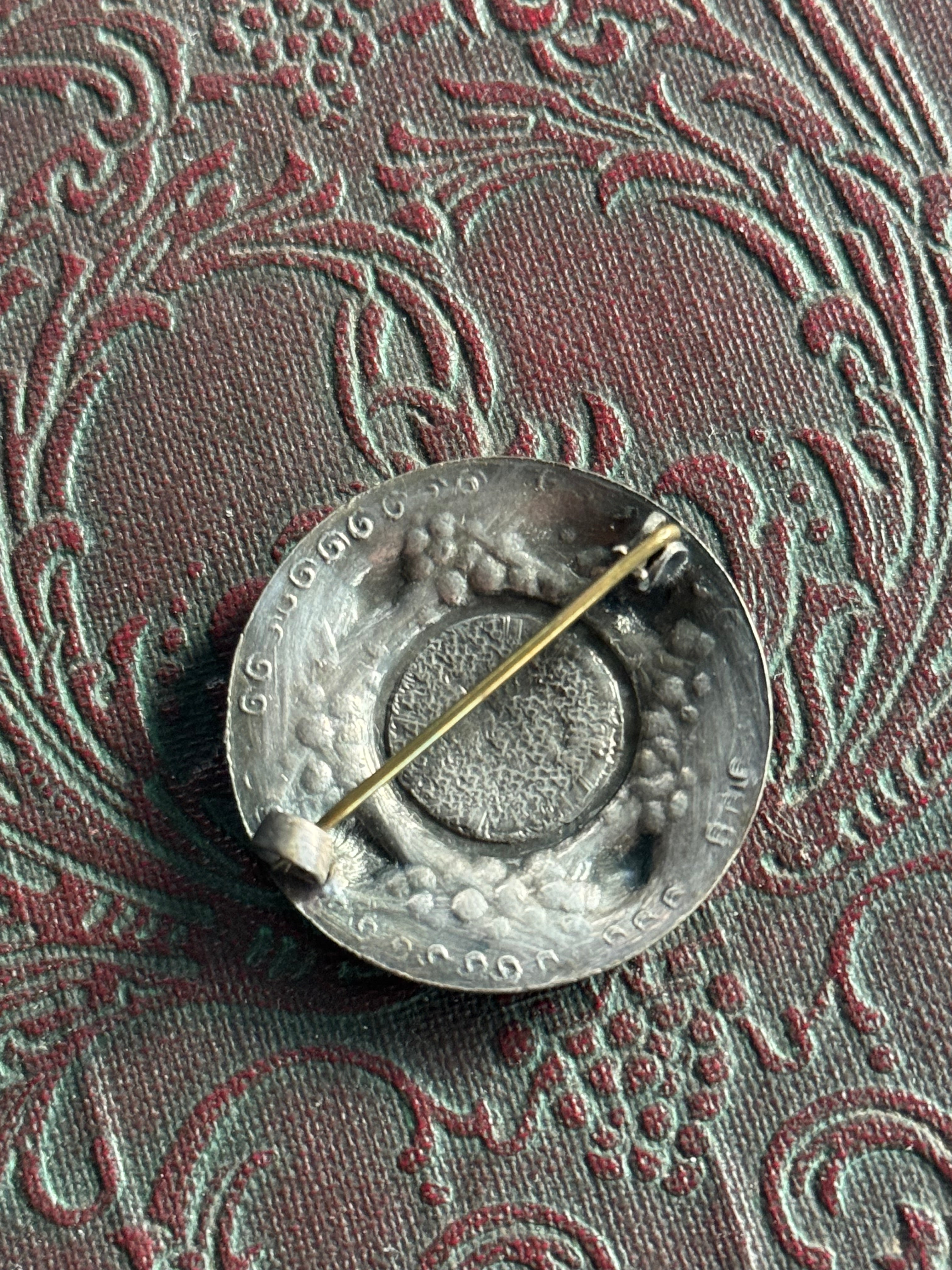 Arts & Crafts Brooch Round Beauty