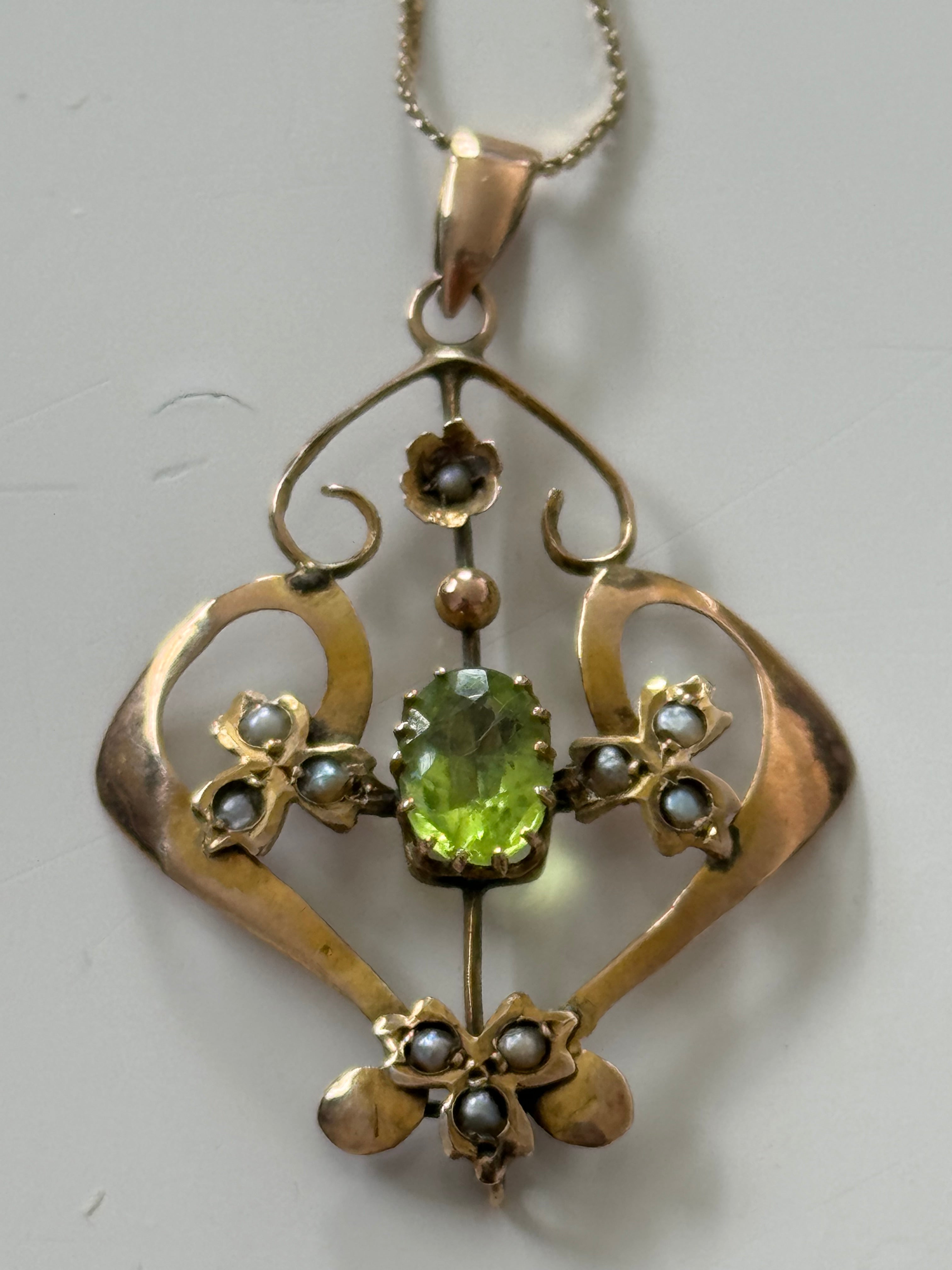 Art Nouveau 9ct Yellow Gold Seed Peal & Peridot Pendant & 9ct chain