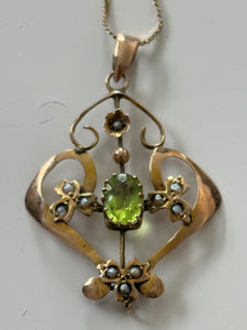 Art Nouveau 9ct Yellow Gold Seed Peal & Peridot Pendant & 9ct chain