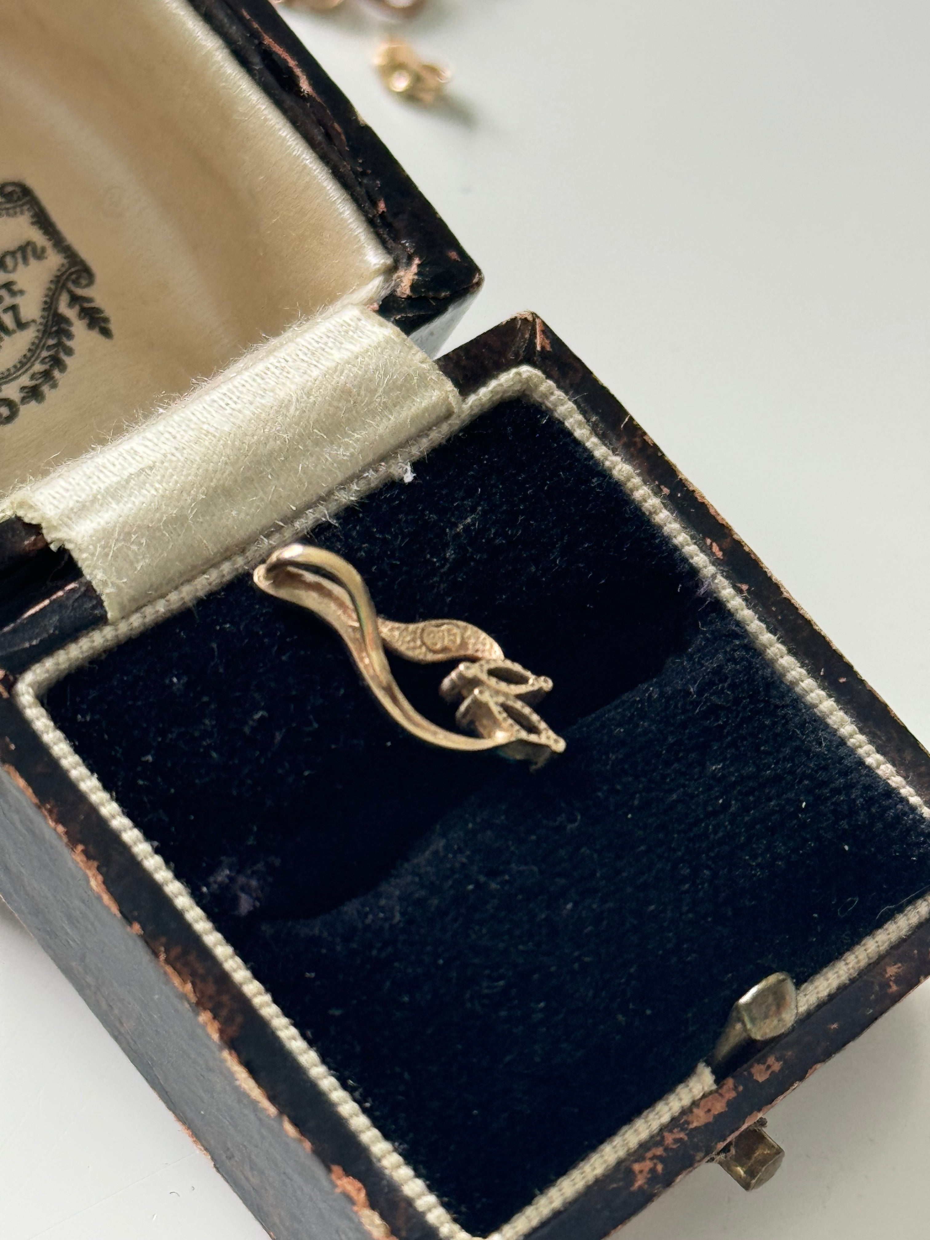 9ct Yellow Gold & Sapphire Pendant – Elegant & Timeless