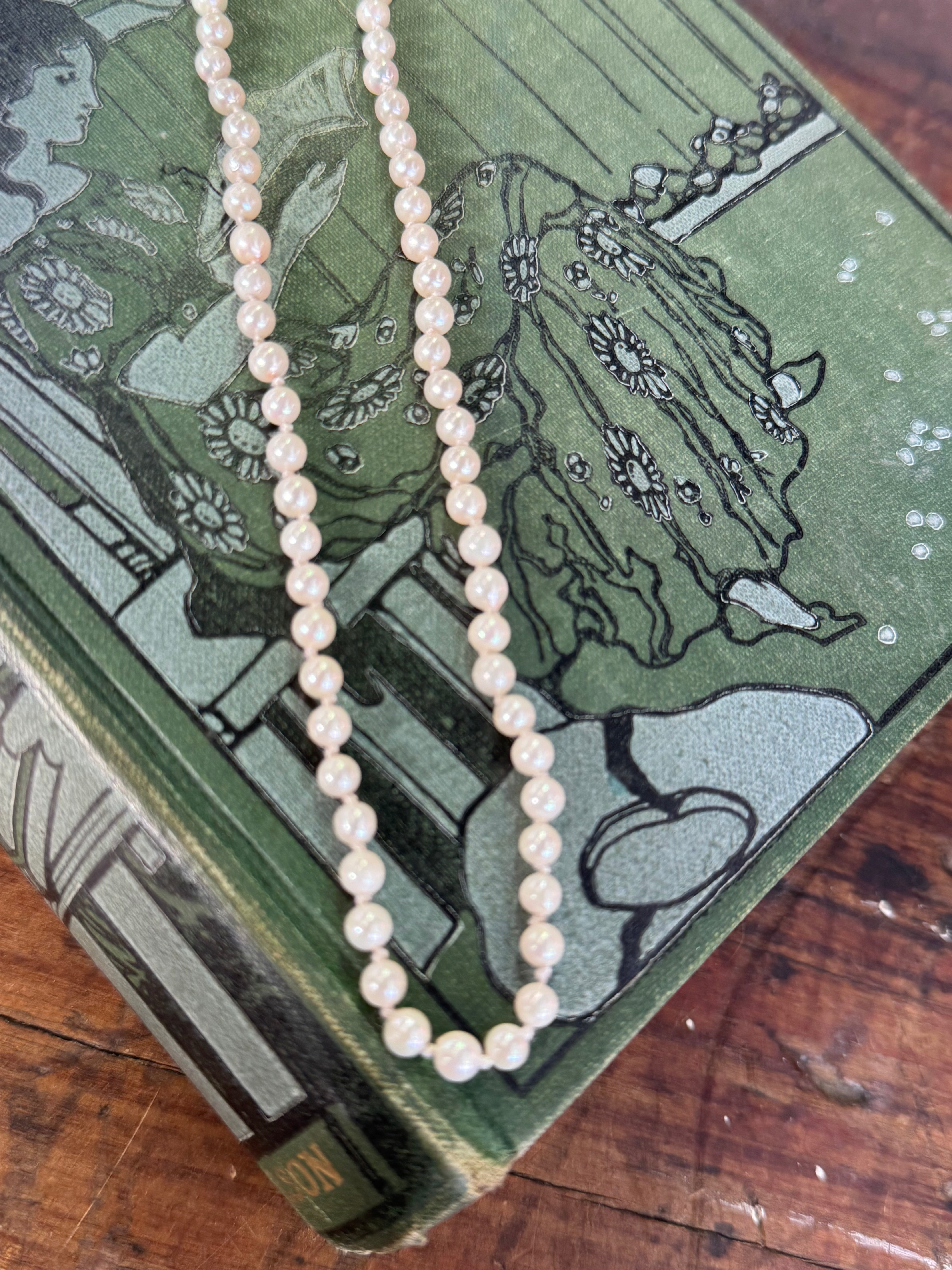 Fresh Water Pearls knotted 19cm Length Off White