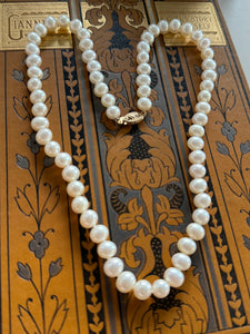 Beautiful Pearl Necklace with 9ct Yellow Gold Clasp – Elegant & Timeless