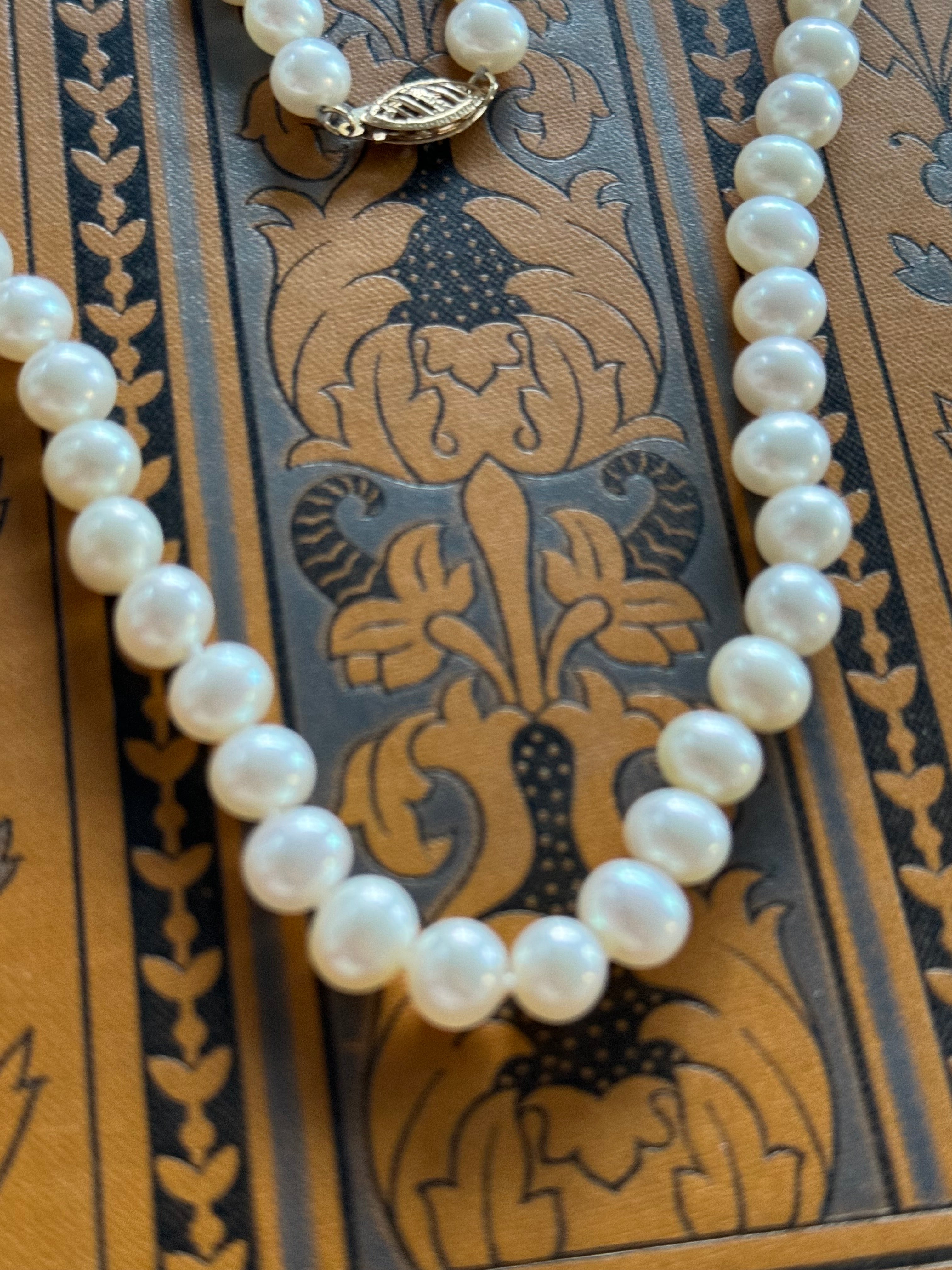 Beautiful Pearl Necklace with 9ct Yellow Gold Clasp – Elegant & Timeless
