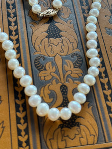 Beautiful Pearl Necklace with 9ct Yellow Gold Clasp – Elegant & Timeless