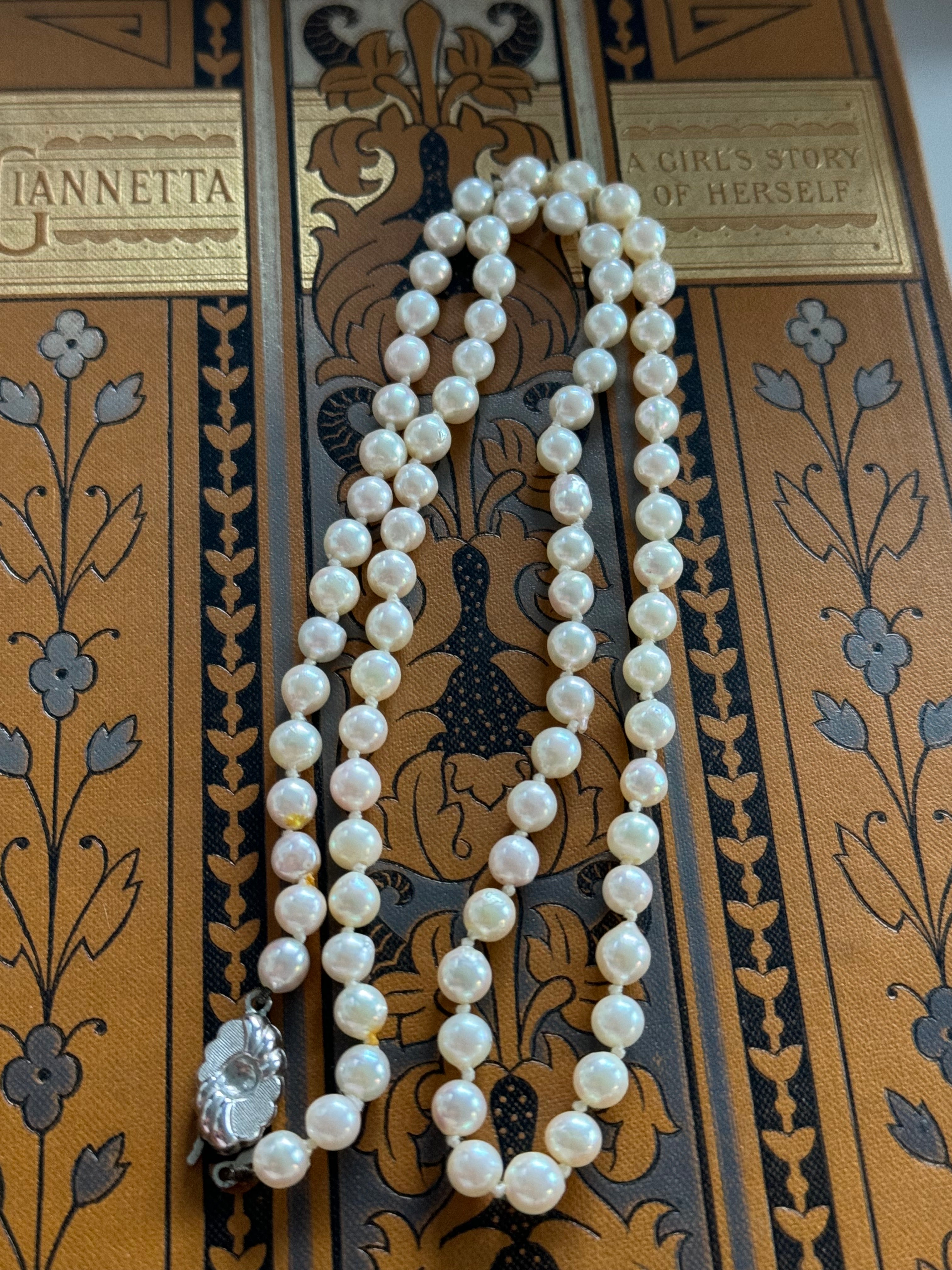 Elegant Pearl Necklace – 53cm Length with White Gold Clasp